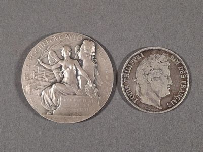 une pièce d'argent sur laquelle figure une femme
