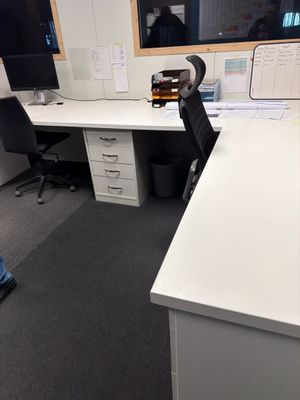 un bureau sur lequel se trouvent une chaise et un écran d'ordinateur