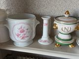 une étagère sur laquelle sont posés quelques vases et d'autres objets
