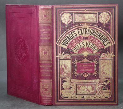 un vieux livre à la couverture rouge posé sur une table