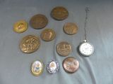 beaucoup de pièces de monnaie et une montre de poche posées sur une table