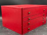 une photo d'une commode rouge posée sur une table