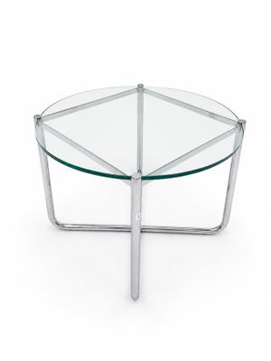 une table basse en verre avec des pieds en métal et un plateau en verre