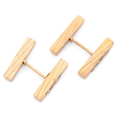 deux paires de boutons de manchette en bois sur fond blanc