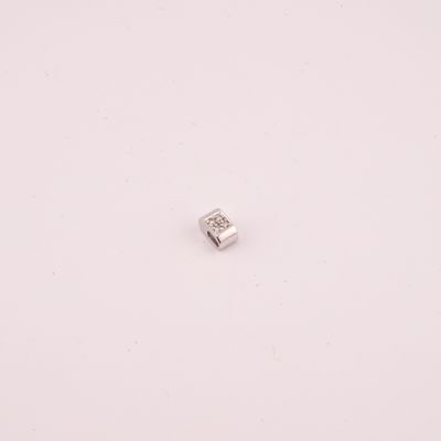 un seul diamant au milieu d'une surface blanche