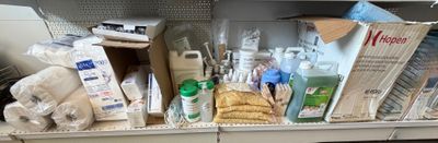 un grand nombre d'articles qui se trouvent sur les étagères du magasin