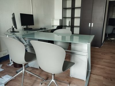Un lot de mobilier de bureau comprenant :