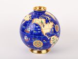 un vase bleu et or orné d'une carte du monde