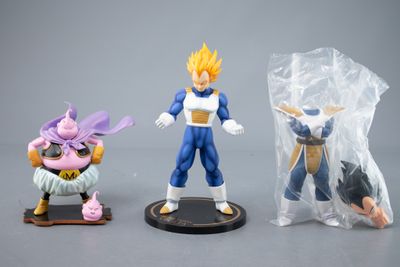 trois figurines de Gohan et Vegeta de Dragon Ball, dans des sachets en plastique