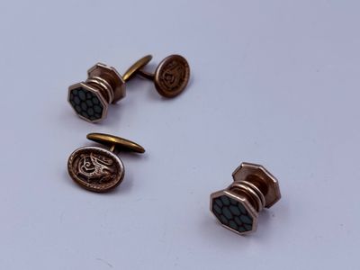 Deux paires de boutons de manchette.