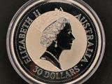 gros plan d'une pièce de monnaie sur une table à fond noir