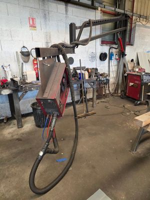 un homme qui travaille sur une machine dans un garage