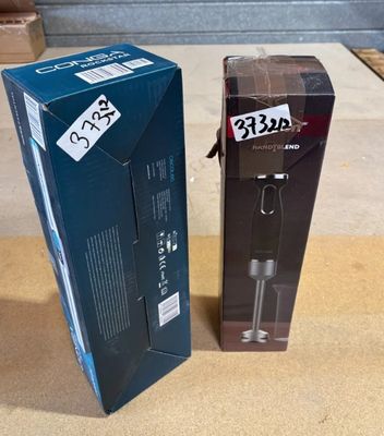 emballage d'une bouteille de vin et d'un verre à vin posés sur une table