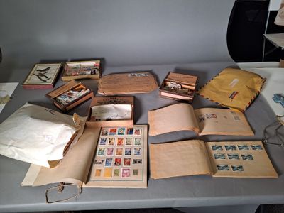 une table sur laquelle se trouvent de nombreux timbres