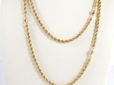 gros plan d'un collier sur un mannequin mannequin mannequin mannequin mannequin mannequin mannequin mannequin mannequin