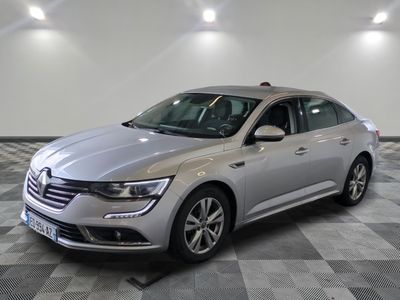 la voiture argentée est garée sur un sol en damier dans le garage