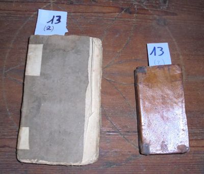 deux vieux livres posés l'un à côté de l'autre sur une table en bois