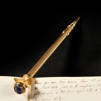 Beau et fin porte-mine en or enrichi d’un saphir. - Photo 1