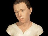 un buste d'homme vêtu d'une chemise blanche