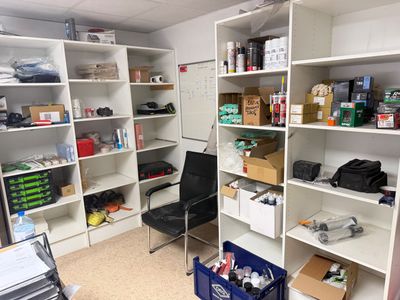 une pièce avec de nombreuses étagères et une chaise à l'intérieur
