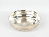 une assiette en argent antique avec un motif circulaire sur le bord