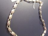 bracelet plaqué argent orné de perles de verre et d'une étiquette