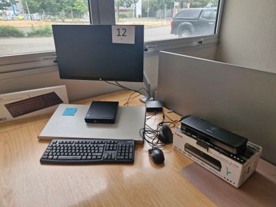 un bureau sur lequel se trouvent un ordinateur, une imprimante et un écran