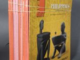 plusieurs livres sont empilés sur une table