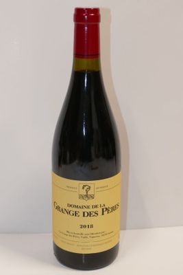 une bouteille de vin posée sur une table
