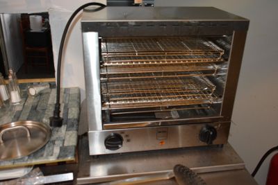 une photo d'un four grille-pain posé sur un plan de travail