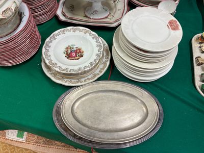 de nombreuses assiettes et bols posés sur une table recouverte d'une nappe verte