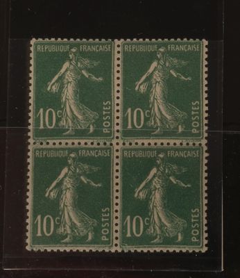 quatre timbres représentant une femme, sur un fond noir