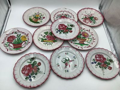 de nombreuses assiettes posées sur une table blanche