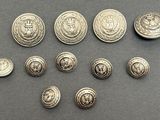 une pile de boutons métalliques argentés posés sur une table