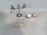 une assiette en argent et un bougeoir en argent posés sur une table