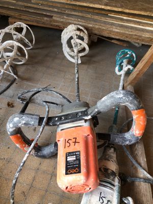 une pile d'outils posés sur le sol