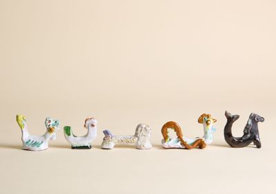 une rangée de petites figurines d'animaux sur une surface blanche