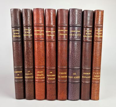 un coffret de six livres à couverture en cuir et lettrage doré