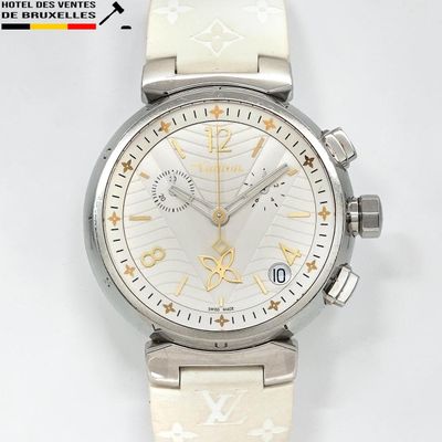 gros plan d'une montre sur une surface blanche