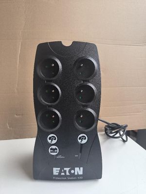 une télécommande posée sur une table