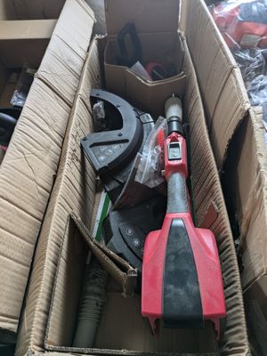 une boîte remplie d'outils posés sur le sol