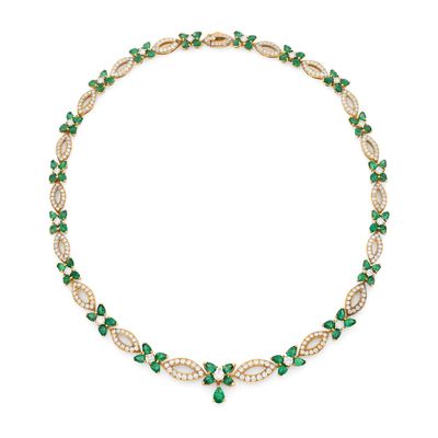 un collier d'émeraudes et de diamants, signé Van Cleef