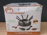 une boîte contenant tout un tas de bâtonnets au chocolat