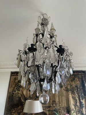 un lustre suspendu au plafond d'un salon