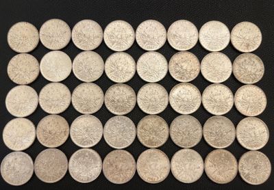 une image représentant un tas de pièces d'argent posées sur une surface noire