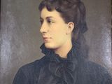 portrait d'une femme en robe noire, avec un nœud autour du cou