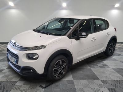 la citrole blanche est garee sur un carrelage en damier