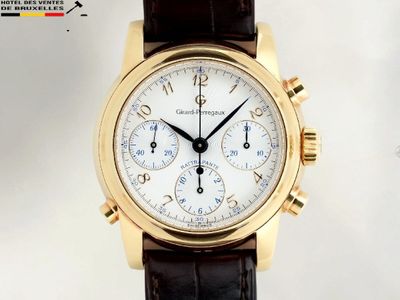 une montre-bracelet en or avec un cadran blanc et un bracelet en cuir marron
