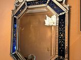 un miroir accroché au mur d'une pièce