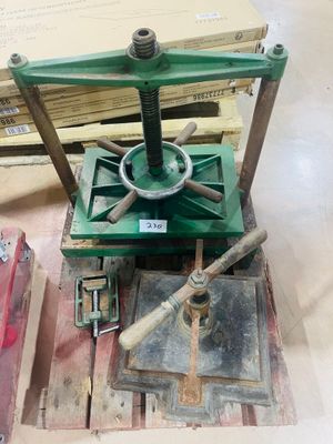 a machine that is sitting on a pallet on the floor